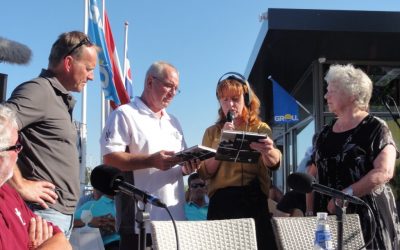 Eerste exemplaar jubileumboek uitgereikt